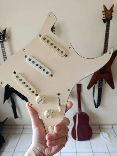 Escudo de guitarra Fender completo