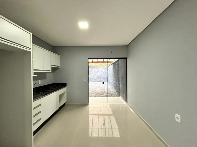 Sobrado com 70m², o imóvel conta com: 02 dormitórios, sala de estar, cozinha com móveis so