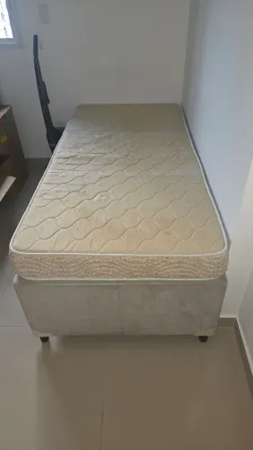 Cama de solteiro com colchão e cama auxiliar