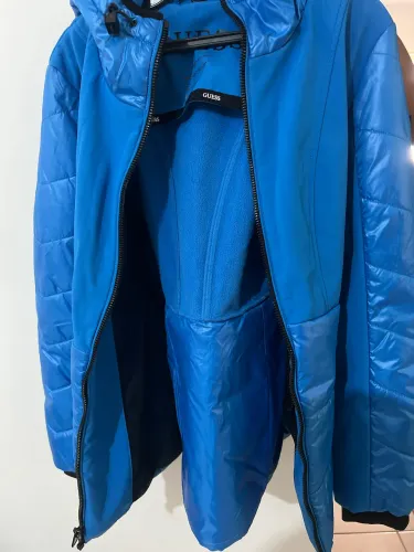     Jaqueta puffer acolchoada GUESS