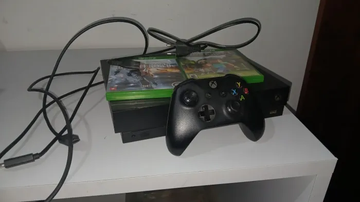 Xbox One X 1TB + Controle + 2 Jogos (Excelente Estado)