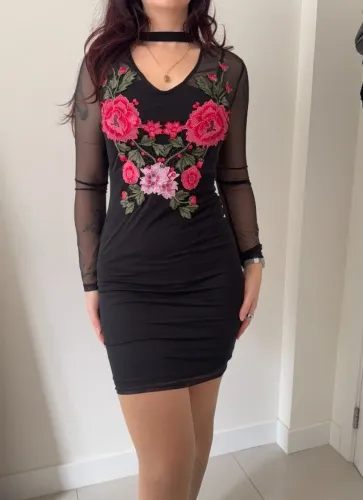 Vestido colado curto com mangas em tule e bordado M