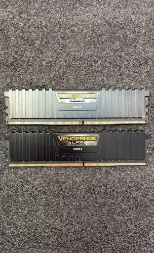 Memória RAM Kit 16GB (2x8GB) Corsair Vengeance LPX DDR4 3000MHz CL15 - Excelente Estado