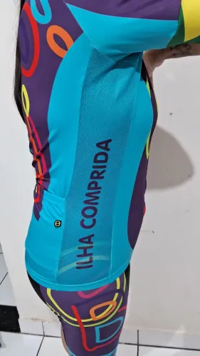 Conjunto camiseta e bermuda para ciclismo impecável