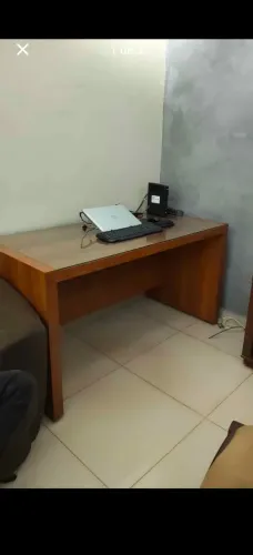 Mesa de madeira com vidro