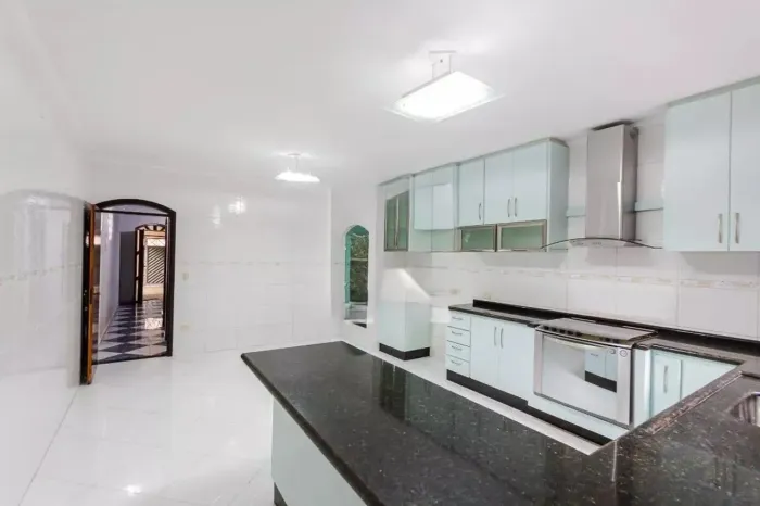 Casa com 04 dormitórios para locação, 253 m² no bairro Parque Erasmo Assunção - Santo Andr