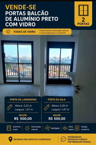 Vendo duas janelas e uma pia de cozinha .
