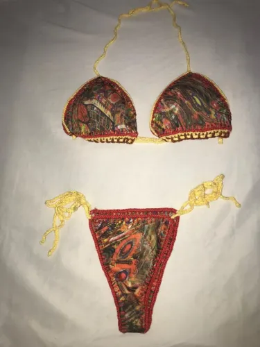 Biquíni de tecido contorno de crochê 