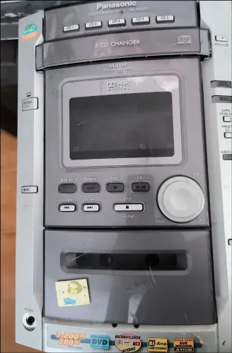 Microsisten com rádio / 4 CD e toca fitas junto diuas caixas de alto falante e controle re