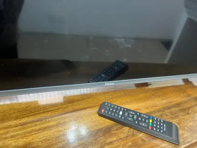TV Philco LED 43" com Tela Quebrada - Liga e Funciona - Para Conserto ou Peças