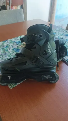 Kit patins Traxart Revolta Street 39/40 + capacete, joelheira e cotoveleira