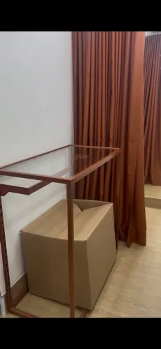Balcão de atendimento loja com cabideiro cor cobre em metal com vidro 1mx1mx0,5m