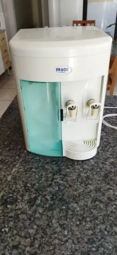 Purificador de água com defeito