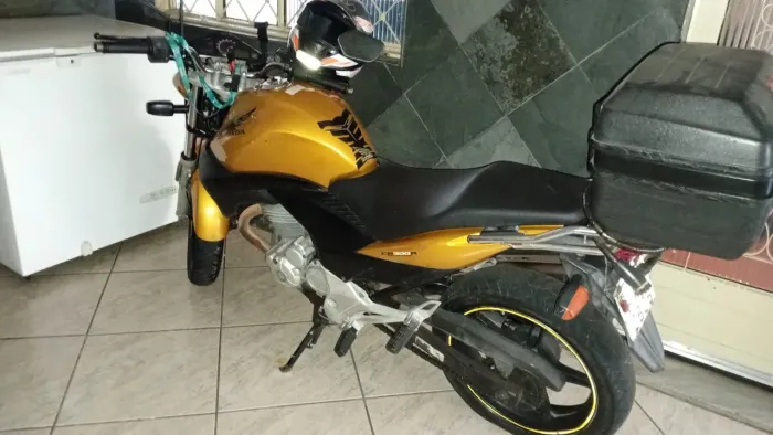 Vendo CB 300 Amarela