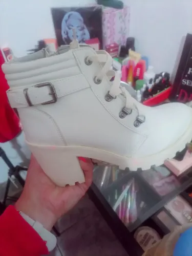 Bota cano baixo, na cor branca usada apenas uma vez . 