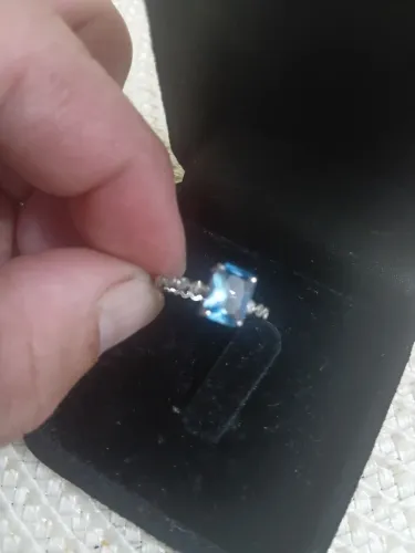 Anel de ouro branco com pedras de zirconia