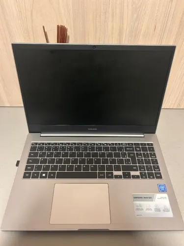 Notebook Samsung Book E20 | 8GB RAM | Windows 11 | R$ 1.200