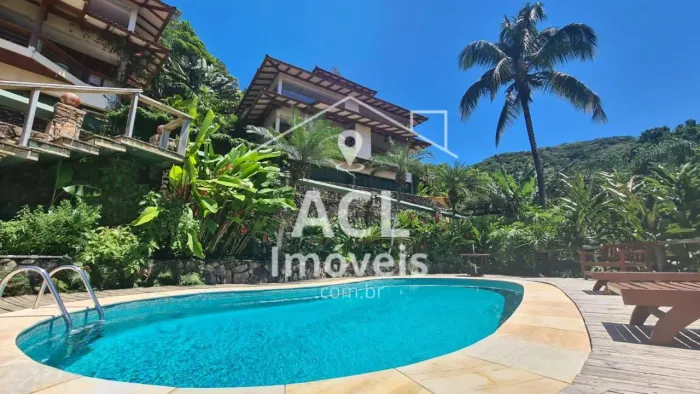 Casa de condomínio sobrado para venda e locação anual, tem 220 m2 com 3 suites