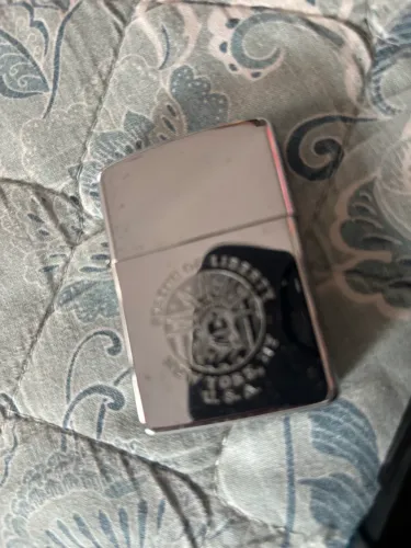 Esqueiro zippo para colecionadores.