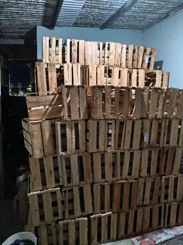 Vendo Caixote de madeira 