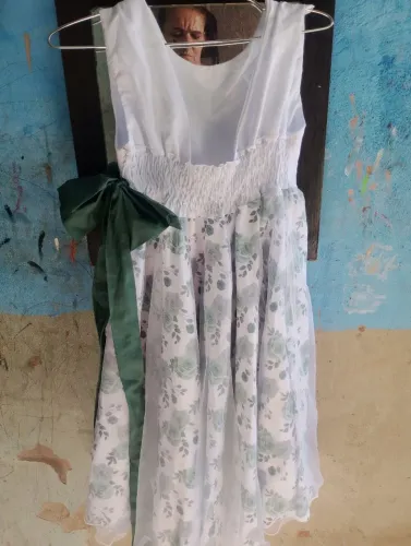 Vestido de dama mais a renda tem um rasgado na renda