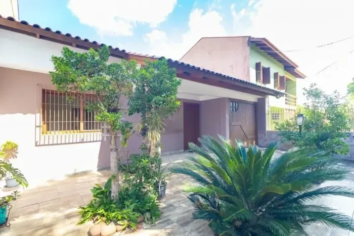 Casa para alugar 3 dormitórios com pátio, piscina e churrasqueira no bairro Nonoai Porto