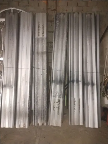 6 telhas de chapa medidas 1,10 x 2m