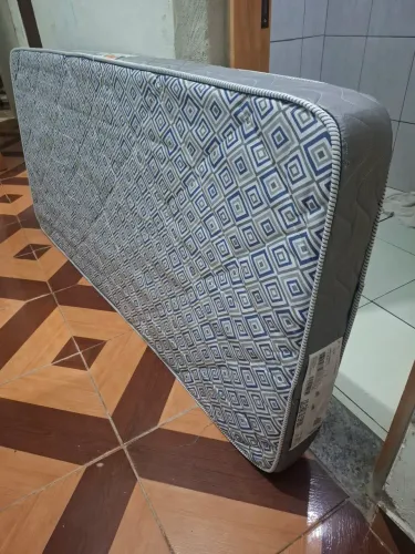 colchão de solteiro ele é de espuma já está higienizado e tem 188 por 88 aceito pix