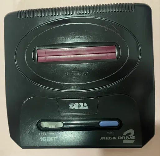 Mega Drive 2 com joystick e cartucho