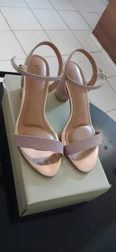 Vendo sandália tamanho 37 usado uma vez só 