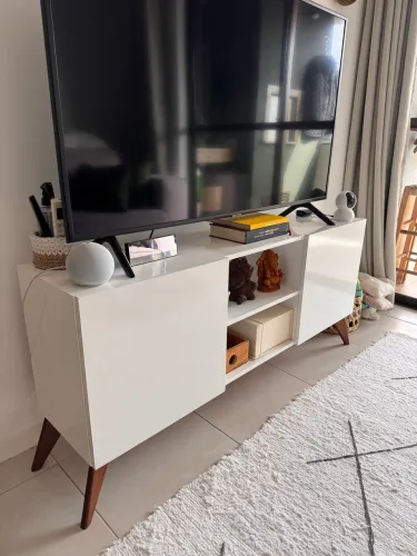Rack branco com pés de madeira