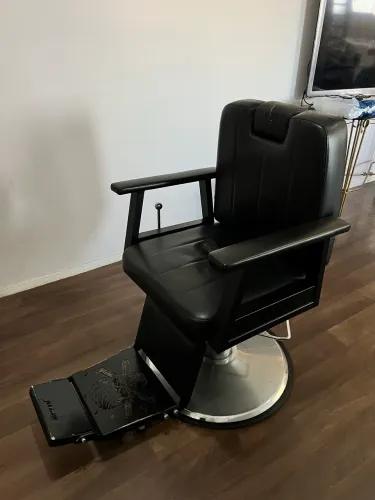 Vendo cadeira de barbeiro haisan black skull-preta hidráulica em perfeito estado!