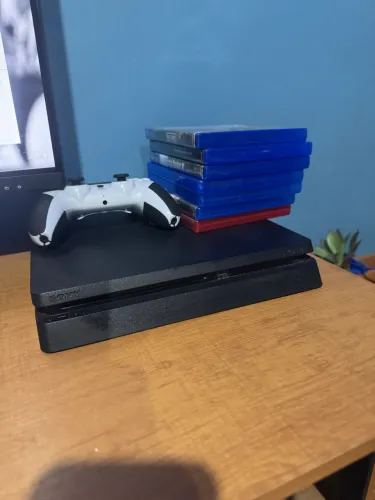 Vendo PS4 com 800 GB e com 70 jogos digitais e 7 jogos de disco
