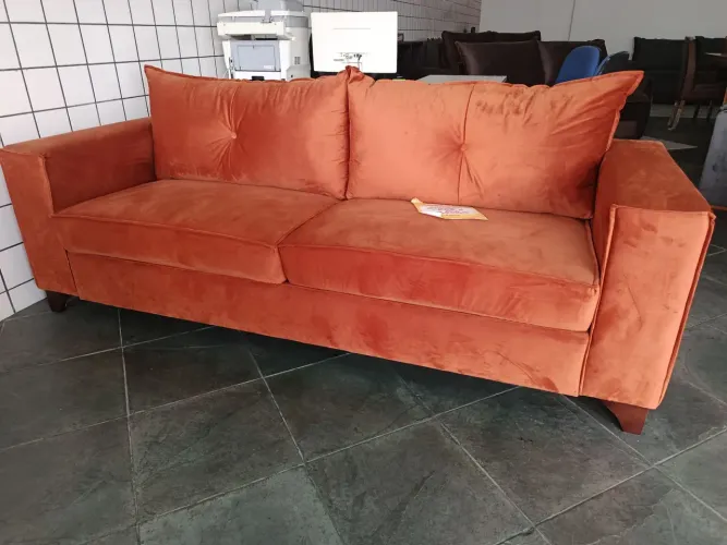 Sofá contemporânea cor mel caramelo