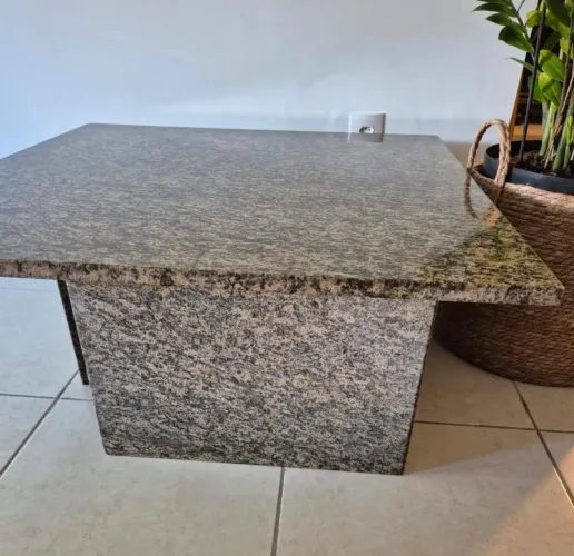 Vendo mesa lateral em granito 90 X 90 cm largura, 37 cm de altura.