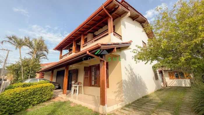 Casa em pátio individual no Centro de Garopaba, com piscina