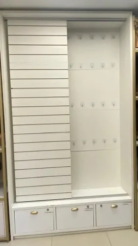 Armário Expositor Branco com Painel Canaletado