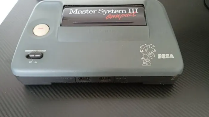 Sega Master System 3 c/ Sonic na memória + controle original (único dono)