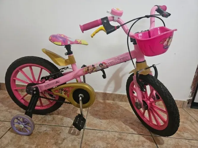 Bicicleta Princesas, menos de 1 ano de uso.