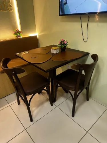 conjunto de 8 mesas + 21 cadeiras acolchoadas ( 8 mesas ja com 21 caideras 15mil)