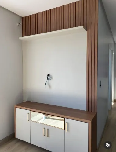 Painel De Televisão Com Detalhe Reflecta 