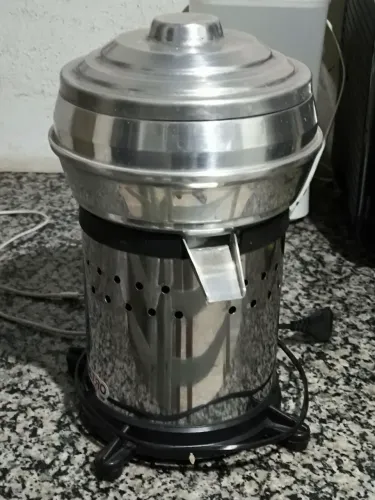Espremedor bivolt, excelente estado.