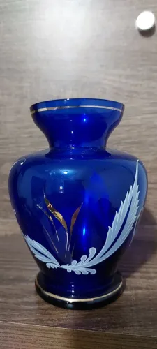 Vaso em cristal azul cobalto pintado a mão com detalhes em ouro