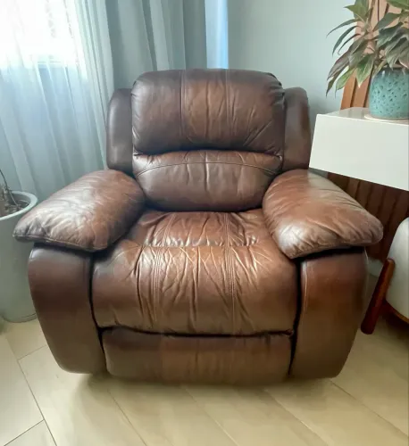 Poltrona em couro reclinável