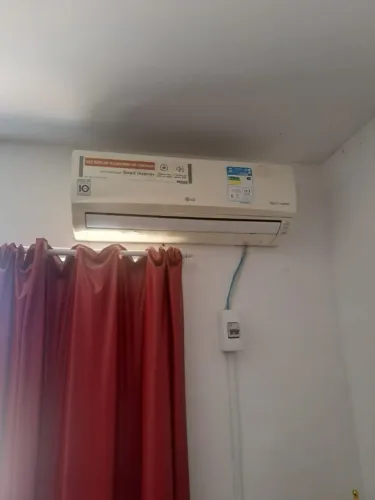Ar-Condicionado Split LG Smart Inverter 7.500 BTUs (Defeito na Condensadora)