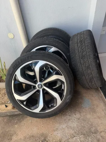 Rodas aro 22 com 4 pneus novos.