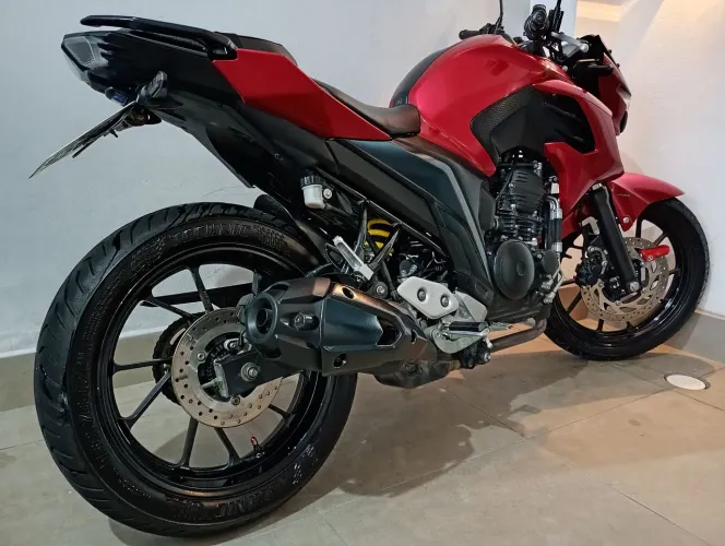 Linda Yamaha FZ25 baixo km - Imperdível 