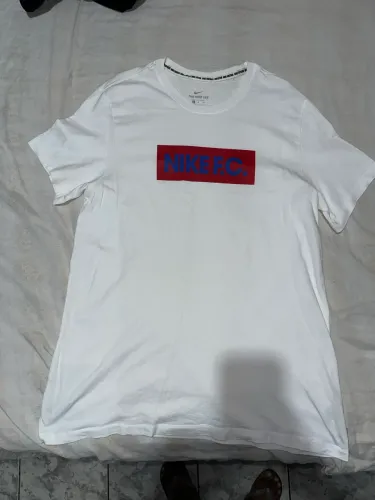 Camisas Nike FC, Nike Sb e Oakley.
