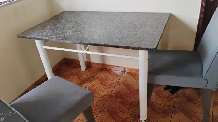 Mesa de mármore + 2 cadeiras