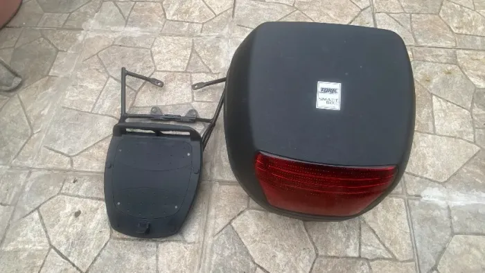 Bagageiro com baú semi novo